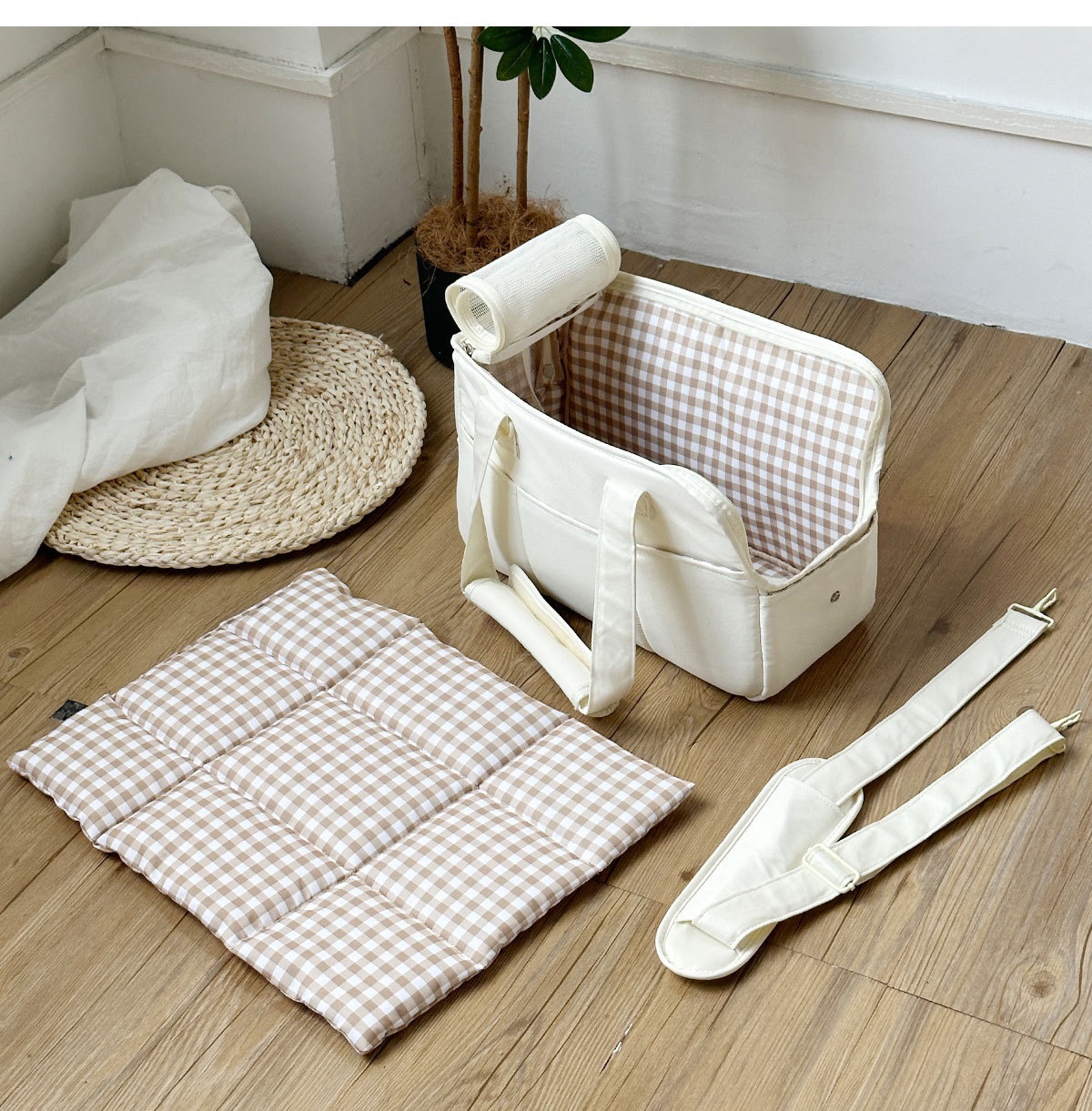 Outdoor Breathable Cat And Dog Carrier Compact And Portable For Pet Outings